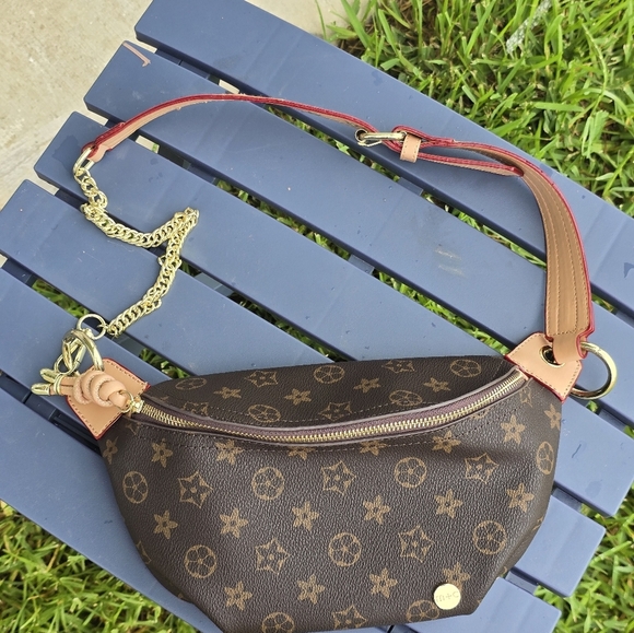 Modern + Chic Louis Vuitton Cross Body Bag Women Monogram Gold Hardware - Picture 12 of 15